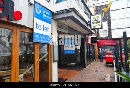 Brighton Royaume-Uni 14 novembre 2020 - la célèbre zone de Lanes, normalement animée, de Brighton, avec de nombreux magasins et entreprises rempli de à laisser signe en raison des dernières restrictions de verrouillage du coronavirus COVID-19 en Angleterre : crédit Simon Dack / Alay Live News Banque D'Images