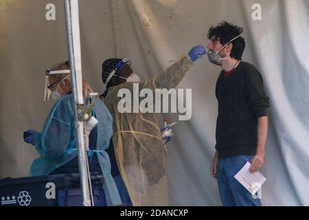 Washington, États-Unis. 13 novembre 2020. Un travailleur de la santé prélève un échantillon d'écouvillon nasal pour PCR COVID-19 auprès d'un homme dans un site de test de COVID-19 à Washington, DC, États-Unis, le 13 novembre 2020. Credit: Ting Shen/Xinhua/Alay Live News Banque D'Images