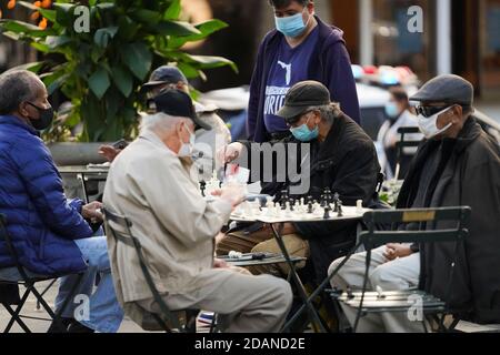 Washington, États-Unis. 6 novembre 2020. Les personnes portant un masque de visage jouent aux échecs au Bryant Park à New York, aux États-Unis, le 6 novembre 2020. Crédit : Wang Ying/Xinhua/Alay Live News Banque D'Images