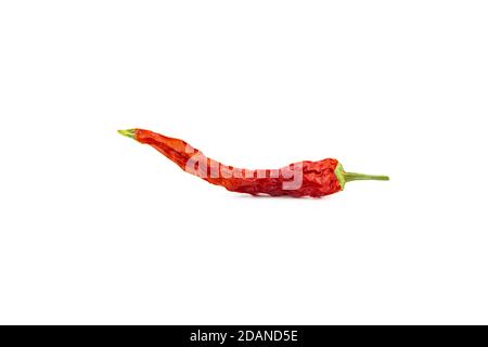 Piments rouges séchés ou piments cayenne isolés sur fond blanc. Assaisonnement chaud épicé. Ingrédient pour la préparation de plats épicés. Banque D'Images