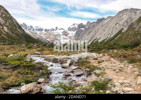 petite crique avec des montagnes enneigées en arrière-plan dans le Patagonie Argentine Banque D'Images