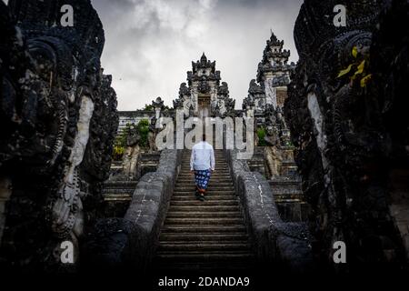 l'homme monte les escaliers jusqu'au temple Banque D'Images