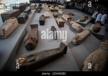 Giza, Égypte. 14 novembre 2020. Les sarcophages anciens sont exposés lors d'une conférence de presse à Saqqara. Les responsables des antiquités égyptiennes ont annoncé la découverte d'au moins 100 anciens cercueils, dont certains avec des momies à l'intérieur. Credit: Mohammed Fouad/dpa/Alay Live News Banque D'Images