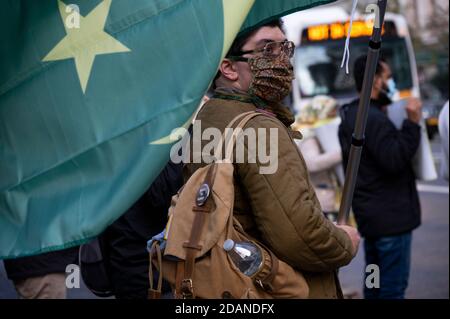 Manhattan, États-Unis. 13 novembre 2020. Les manifestants manifestent contre l’islamophobie au consulat de France à New York après les commentaires du président français Emmanuel Macron sur l’islam. Credit: Micah Casella/Alamy Live News. Banque D'Images