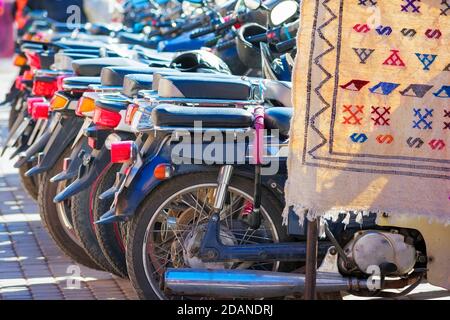 Rangée de motos à Marrakech, Maroc. Banque D'Images