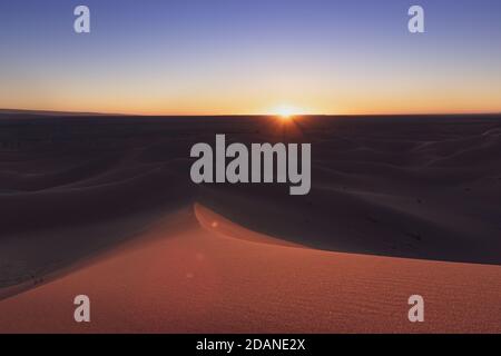 D'immenses dunes désertiques d'Erg Chigaga, aux portes du Sahara, au coucher du soleil. Maroc. Concept de voyage et d'aventure. Banque D'Images