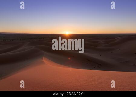 D'immenses dunes désertiques d'Erg Chigaga, aux portes du Sahara, au coucher du soleil. Maroc. Concept de voyage et d'aventure. Banque D'Images