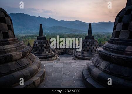 Stupas au temple de Borobudur en indonésie Banque D'Images