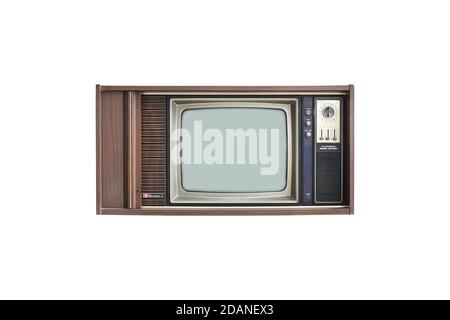 Vieux téléviseur vintage isolé sur fond blanc. Télévision classique avec boîtier en bois. Objet avec masque Banque D'Images