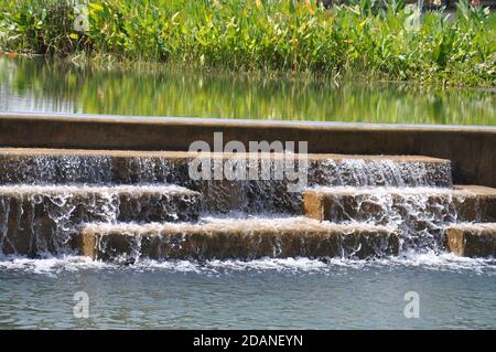 Fonction d'eau artificielle créée par l'eau en cascade sur de grandes marches en pierre. Banque D'Images