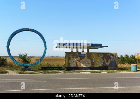 Lugovoye, Crimée, Russie, 13 septembre 2019 : un ancien arrêt d'autobus de l'ère soviétique sur une route de Crimée. L'inscription en russe Lugovoe Banque D'Images