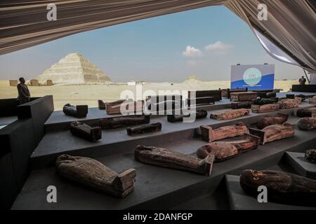 Giza, Égypte. 14 novembre 2020. Les sarcophages anciens sont exposés lors d'une conférence de presse à Saqqara. Les responsables des antiquités égyptiennes ont annoncé la découverte d'au moins 100 anciens cercueils, dont certains avec des momies à l'intérieur. Credit: Fadel Dawood/dpa/Alay Live News Banque D'Images