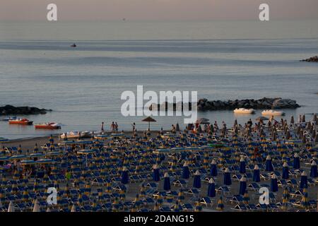 Vue aérienne de la plage de Cattolica avec les gens et l'eau bleue, au coucher du soleil. Concept de vacances d'été Banque D'Images