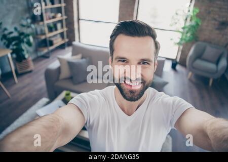 Autoportrait de son beau sympathique gai gai guy brunet gars passer du temps à l'auto-isolement week-end dans un loft moderne en brique intérieur industriel Banque D'Images