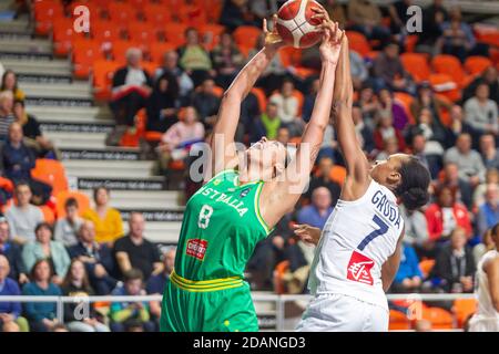 Le joueur de basket-ball australien Liz Cambage en action contre Sandrine Gruda Pendant le match de basket-ball France contre Australie Banque D'Images