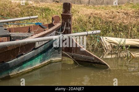 partie submergée de la lame de gouvernail du bateau de direction, surface de contrôle principale de la gouverne pour diriger un vieux bateau en bois, une canne et une barre, une pelle de la lame de gouvernail Banque D'Images