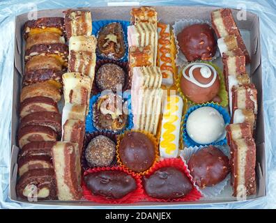 Un grand choix de petits gâteaux dans une boîte de fête Banque D'Images