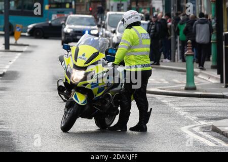 Liverpool, Royaume-Uni. 14 novembre 2020. La police émet un ordre de dispersion à l'église St. Luke's bombardé en raison d'un rassemblement croissant de personnes qui ont l'intention de montrer leur insatisfaction à l'égard du verrouillage britannique et de la réaction du gouvernement britannique sur le coronavirus COVID-19. Crédit : Callum Fraser/Alay Live News Banque D'Images