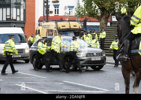 Liverpool, Royaume-Uni. 14 novembre 2020. La police émet un ordre de dispersion à l'église St. Luke's bombardé en raison d'un rassemblement croissant de personnes qui ont l'intention de montrer leur insatisfaction à l'égard du verrouillage britannique et de la réaction du gouvernement britannique sur le coronavirus COVID-19. Crédit : Callum Fraser/Alay Live News Banque D'Images