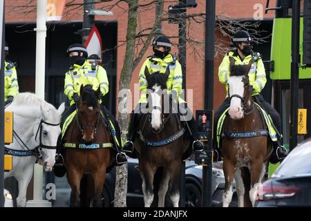 Liverpool, Royaume-Uni. 14 novembre 2020. La police émet un ordre de dispersion à l'église St. Luke's bombardé en raison d'un rassemblement croissant de personnes qui ont l'intention de montrer leur insatisfaction à l'égard du verrouillage britannique et de la réaction du gouvernement britannique sur le coronavirus COVID-19. Crédit : Callum Fraser/Alay Live News Banque D'Images