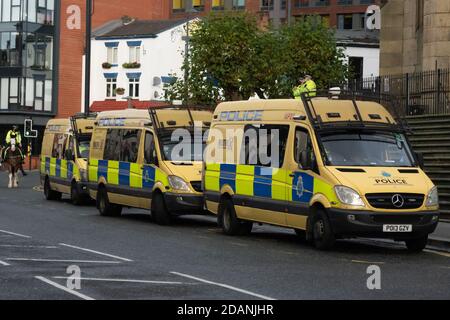 Liverpool, Royaume-Uni. 14 novembre 2020. La police émet un ordre de dispersion à l'église St. Luke's bombardé en raison d'un rassemblement croissant de personnes qui ont l'intention de montrer leur insatisfaction à l'égard du verrouillage britannique et de la réaction du gouvernement britannique sur le coronavirus COVID-19. Crédit : Callum Fraser/Alay Live News Banque D'Images