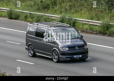 Volkswagen transporter T32 Gray LCV Combi Van Diesel conduite sur l'autoroute M6 près de Preston à Lancashire, Royaume-Uni. Banque D'Images