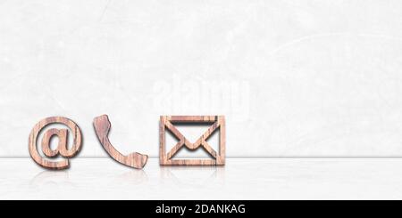 Icônes de téléphone, d'e-mail et de poste penchée sur un mur blanc. Espace de copie. Contactez-nous. Banque D'Images