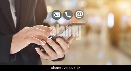 Homme d'affaires utilisant un smartphone mobile. Concept de nous contacter, assistance clientèle. Banque D'Images