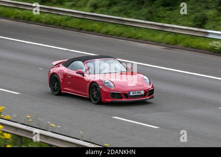 Porsche 911 Carrera GTS Red car Cabriolet en voiture sur l'autoroute M6 près de Preston à Lancashire, Royaume-Uni. Banque D'Images