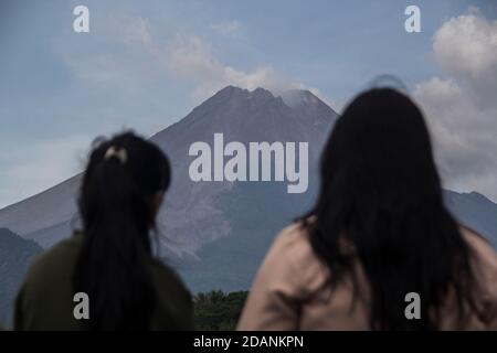 Sleman, YOGYAKARTA, INDONÉSIE. 14 novembre 2020. Le mont Merapi est vu à Pakem, Sleman, Yogyakarta, Indonésie émettant de la fumée de sulfatara le mercredi 14 novembre 2020. Le 5 novembre 2020, le Centre de recherche et de développement sur les technologies géologiques en cas de catastrophe (BPPTKG) a amélioré le statut du mont Merapi, passant du niveau d'alerte au niveau d'alerte. Le BPPTKG a informé que la déformation de Babadan avec la mesure électronique de distance (EDM) est de 13 cm par jour. Les autorités indonésiennes ont commencé vendredi à évacuer les populations vivant sur les pentes fertiles du volcan, après une augmentation de l'activité volcanique. (Credit image: © Slamet Riyadi/ZU Banque D'Images