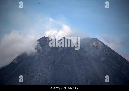 Sleman, YOGYAKARTA, INDONÉSIE. 14 novembre 2020. Le mont Merapi est vu à Pakem, Sleman, Yogyakarta, Indonésie émettant de la fumée de sulfatara le mercredi 14 novembre 2020. Le 5 novembre 2020, le Centre de recherche et de développement sur les technologies géologiques en cas de catastrophe (BPPTKG) a amélioré le statut du mont Merapi, passant du niveau d'alerte au niveau d'alerte. Le BPPTKG a informé que la déformation de Babadan avec la mesure électronique de distance (EDM) est de 13 cm par jour. Les autorités indonésiennes ont commencé vendredi à évacuer les populations vivant sur les pentes fertiles du volcan, après une augmentation de l'activité volcanique. (Credit image: © Slamet Riyadi/ZU Banque D'Images