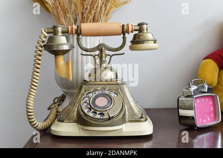 Téléphone rétro sur fond de table en bois. Téléphone rotatif ancien. Banque D'Images