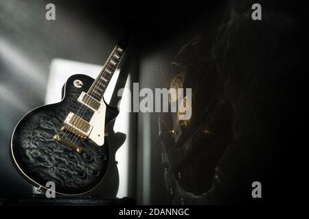 Réflexion sur une guitare Banque D'Images