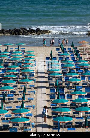 Vue aérienne de la plage de Cattolica avec les gens et l'eau bleue. Concept de vacances d'été Banque D'Images