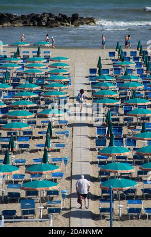 Vue aérienne de la plage de Cattolica avec les gens et l'eau bleue. Concept de vacances d'été Banque D'Images