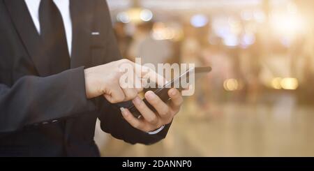 Gros plan de l'homme utilisant un smartphone mobile. Mise au point sélective Banque D'Images