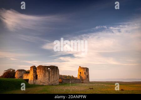 Château de Flint au coucher du soleil sur la côte nord du pays de Galles Banque D'Images