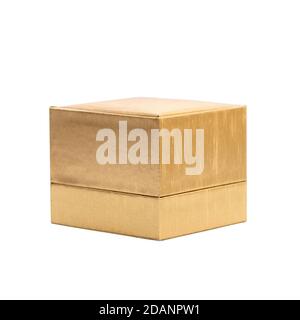 Boîte cadeau dorée isolée sur fond blanc. Gros plan. Banque D'Images