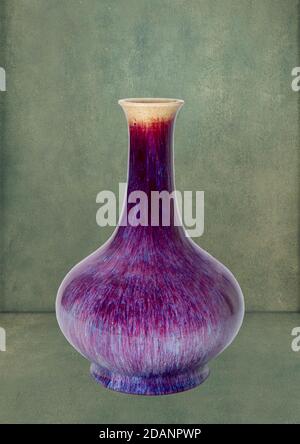 Magnifique vase violet Qing dynastie vintage. Banque D'Images