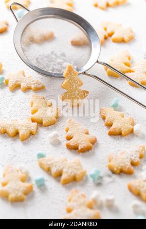 Biscuits de Noël faits maison en forme d'arbre de Noël sur fond de marbre Banque D'Images