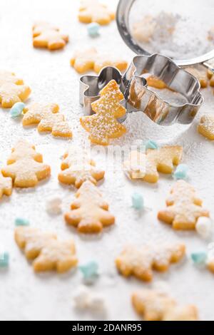 Biscuits de Noël faits maison en forme d'arbre de Noël sur fond de marbre Banque D'Images