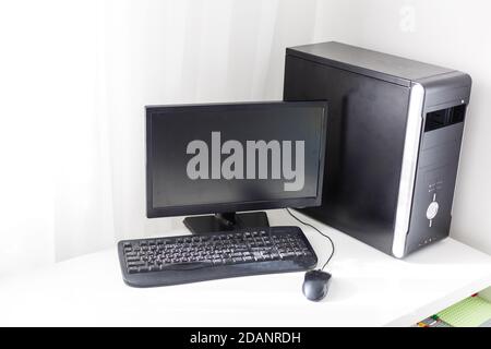 un ordinateur noir avec moniteur se trouve sur la table à la maison Banque D'Images