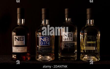 Bouteilles de distillerie North Berwick : NB RUN, gin NB marine, gin NB et gin NB Samphir Banque D'Images