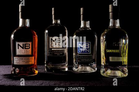 Bouteilles de distillerie North Berwick : NB RUN, gin NB marine, gin NB et gin NB Samphir Banque D'Images