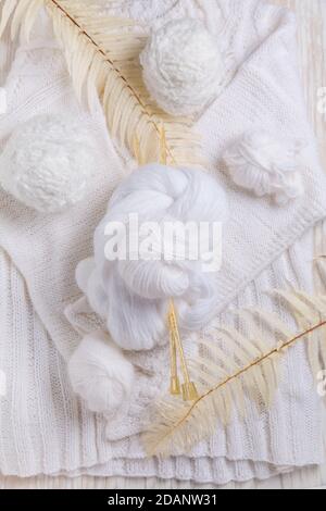 Concept de tricot avec aiguilles, laine, chandail et fil de couleur blanche Banque D'Images