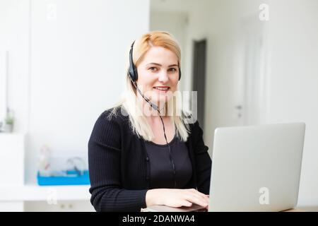 Femme d'affaires souriante regardant la caméra webcam faire la conférence téléphonique d'affaires, l'enregistrement vidéo blog, parler avec le client, interview de travail à distance, e Banque D'Images