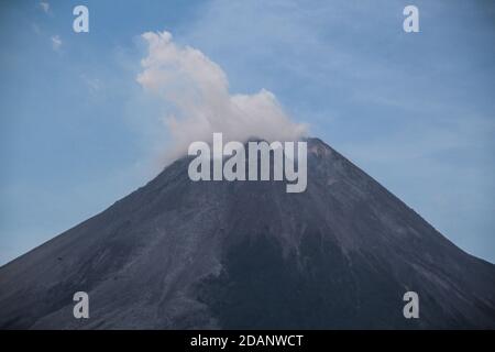 Sleman, YOGYAKARTA, INDONÉSIE. 14 novembre 2020. Le mont Merapi est vu à Pakem, Sleman, Yogyakarta, Indonésie émettant de la fumée de sulfatara le mercredi 14 novembre 2020. Le 5 novembre 2020, le Centre de recherche et de développement sur les technologies géologiques en cas de catastrophe (BPPTKG) a amélioré le statut du mont Merapi, passant du niveau d'alerte au niveau d'alerte. Le BPPTKG a informé que la déformation de Babadan avec la mesure électronique de distance (EDM) est de 13 cm par jour. Les autorités indonésiennes ont commencé vendredi à évacuer les populations vivant sur les pentes fertiles du volcan, après une augmentation de l'activité volcanique. (Credit image: © Slamet Riyadi/ZU Banque D'Images