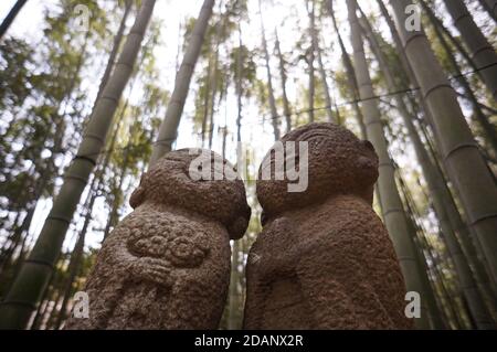 Statues traditionnelles de mariage dans la forêt de bambou de Kyoto Banque D'Images