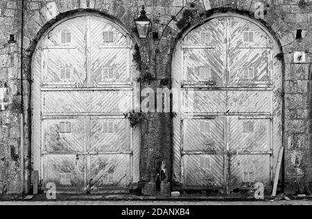 Image en noir et blanc de deux grandes vieilles portes . Banque D'Images