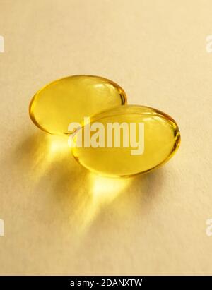 Deux capsules d'huile de poisson Omega 3 sur fond blanc Banque D'Images